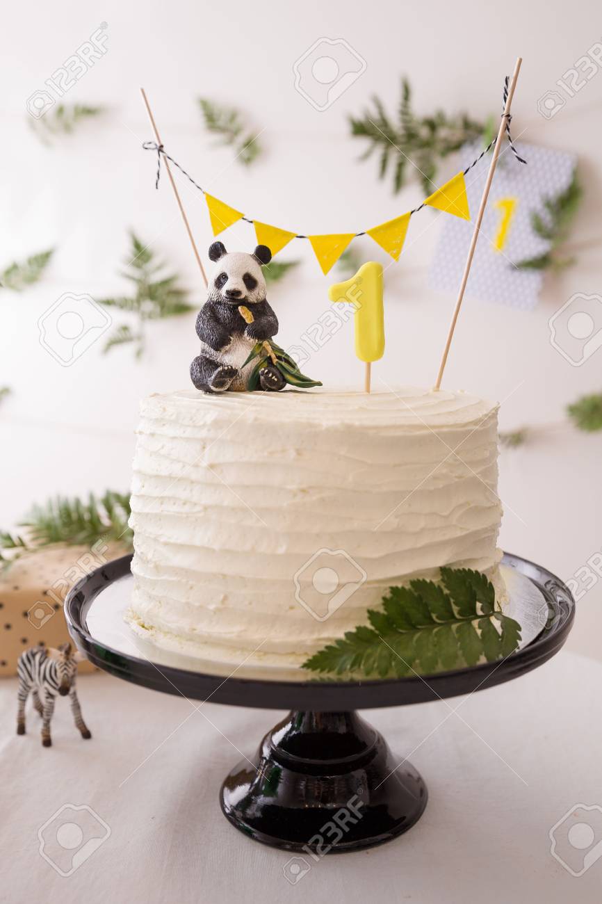Gros Plan De Beau Gateau D Anniversaire Blanc Gateries De Celebration Gateau De Carotte Saine Pour Bebe De 1 An Decore De Panda Jouet Et De Drapeaux Banniere Et Feuilles De Fougere Cure