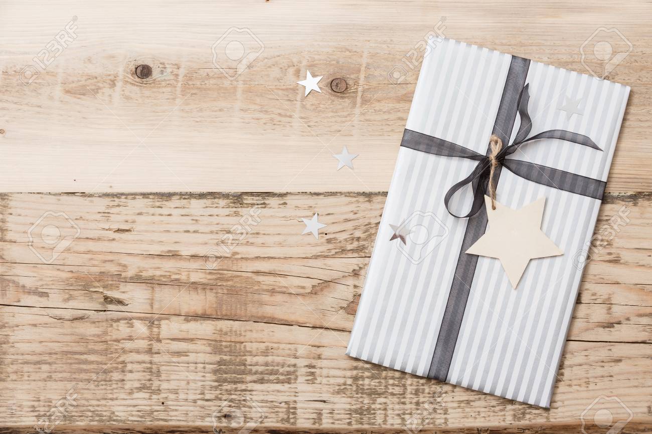 Bei Regali Di Natale.Immagini Stock Vista Dall Alto Su Bei Regali Di Natale Confezionati In Carta Nera E Strisce E Decorato Con Stelle Su Fondo In Legno Regali E Elementi Decorativi Vacanze E Concetto Di