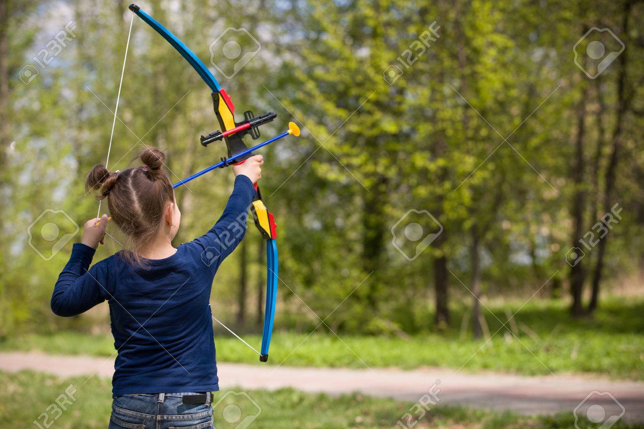 Fille Archer Mignon Avec L Arc De Tir En Jour D été Ensoleillé Petite Fille Tire Arc Dans Le Parc En Plein Air Les Activités Sportives Avec Des Enfants Sport Et Le Concept De