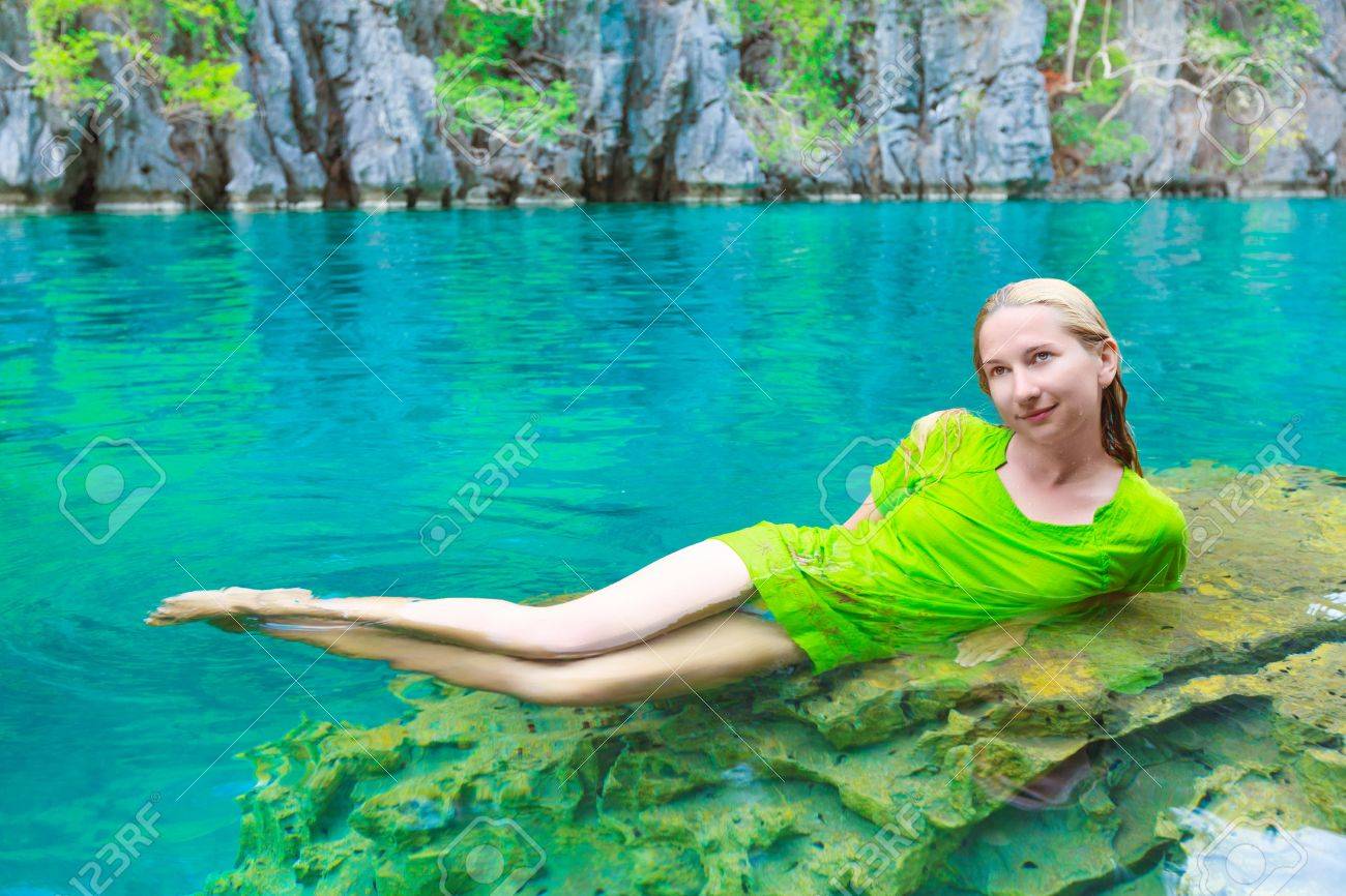 湖でぬれたドレスで人魚のような女性 の写真素材 画像素材 Image