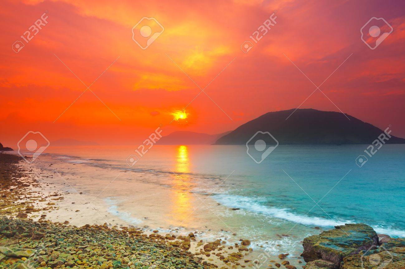 海から昇る朝日 コンダオ島 ベトナム の写真素材 画像素材 Image