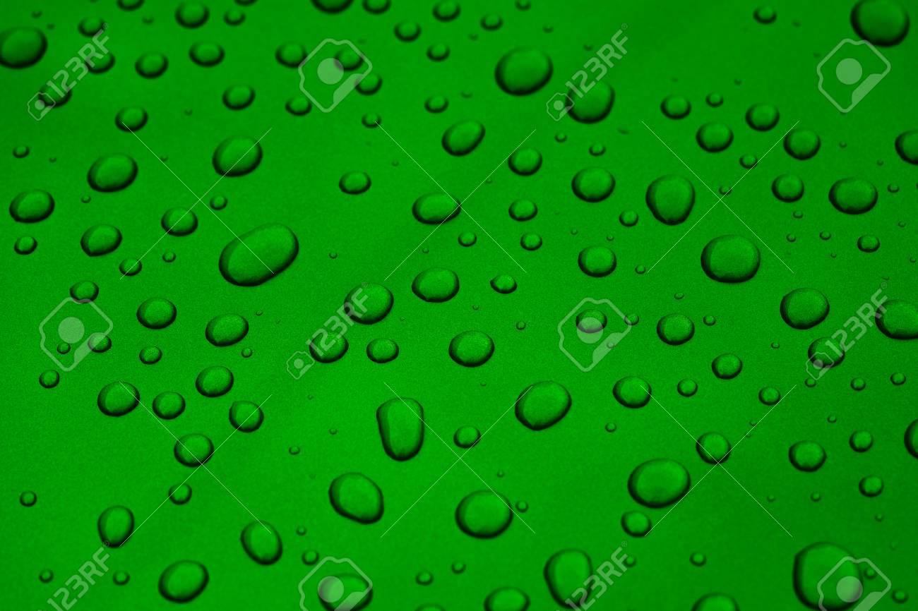 疎水性コーティング 浅いフォーカスを持つ画一グリーン車塗装に雨の滴 の写真素材 画像素材 Image