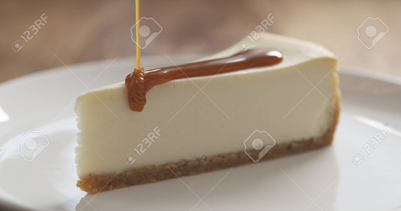 伝統的なニューヨーク チーズ ケーキ 4 K 写真注ぐキャラメル ソース の写真素材 画像素材 Image