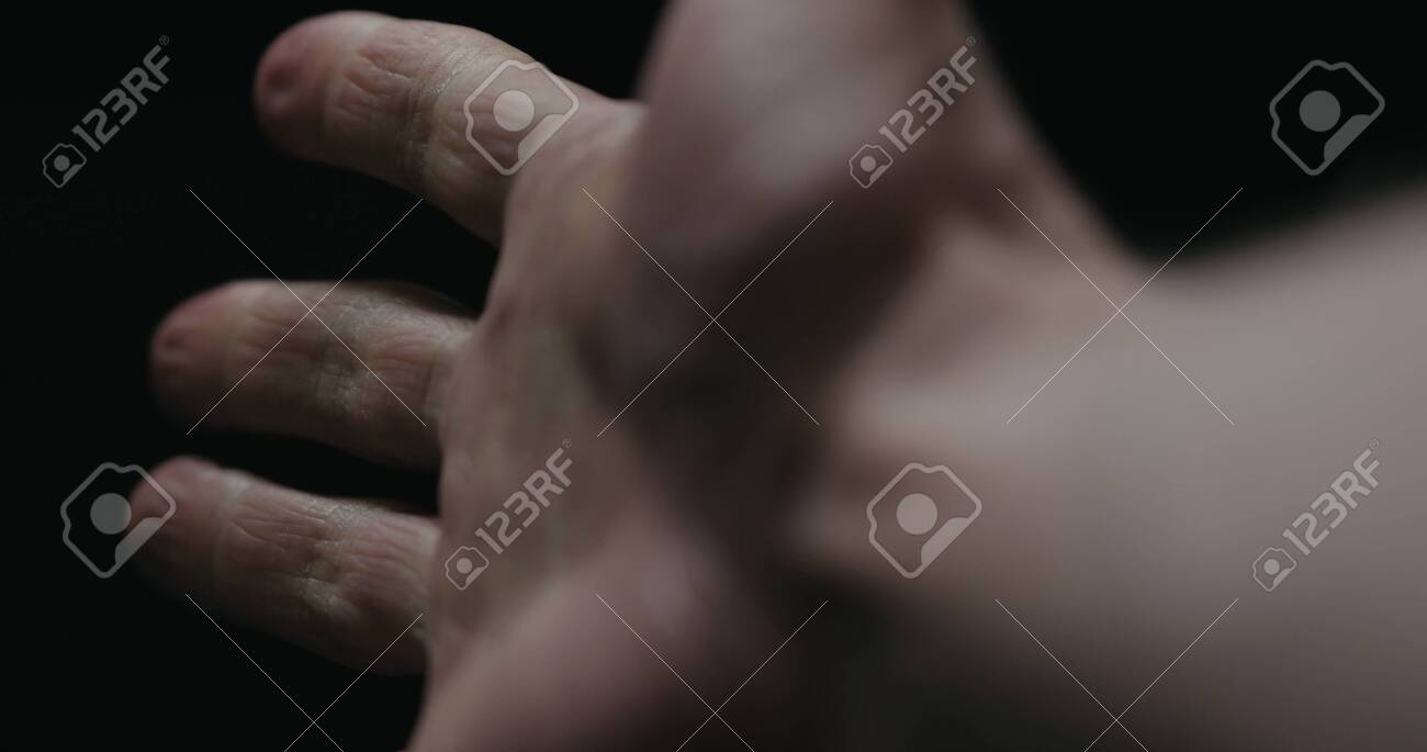 彼の手で見ているクローズアップハメ撮り男の写真素材・画像素材 Image 131062871