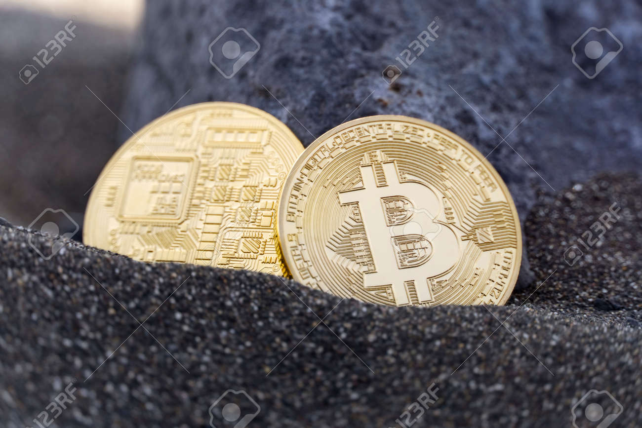 砂の中のデジタル通貨ビットコインの2つのコインの写真素材・画像素材 Image 179236765