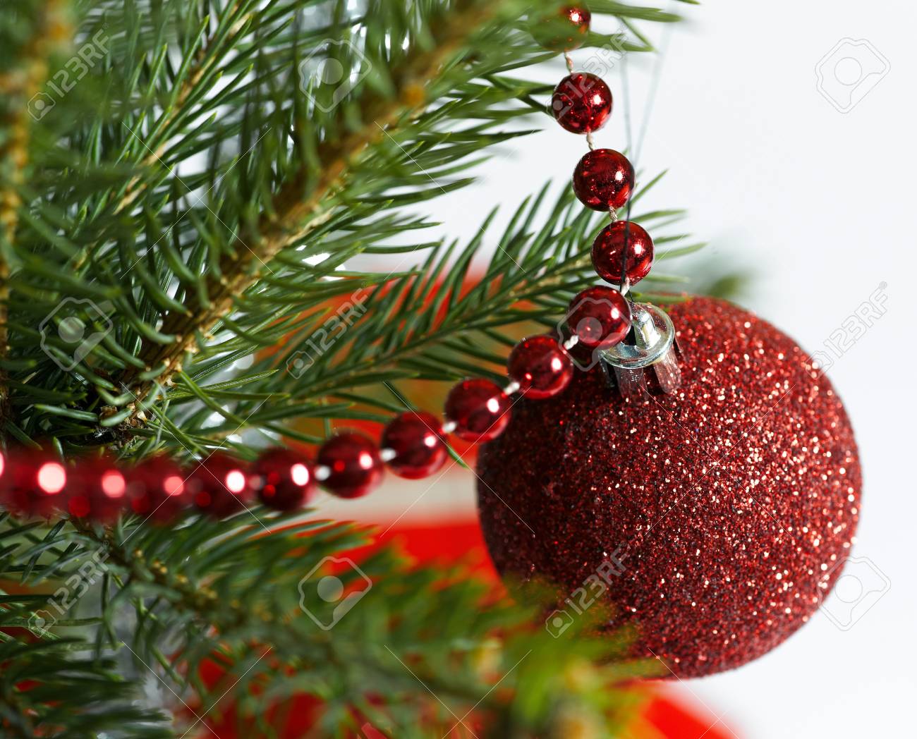 クリスマス ツリー上で赤いクリスマス ボール の写真素材 画像素材 Image