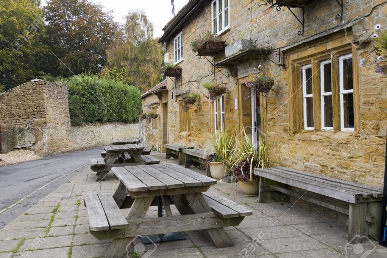 典型的な英語公共家 パブ の外のベンチの座席 の写真素材 画像素材 Image