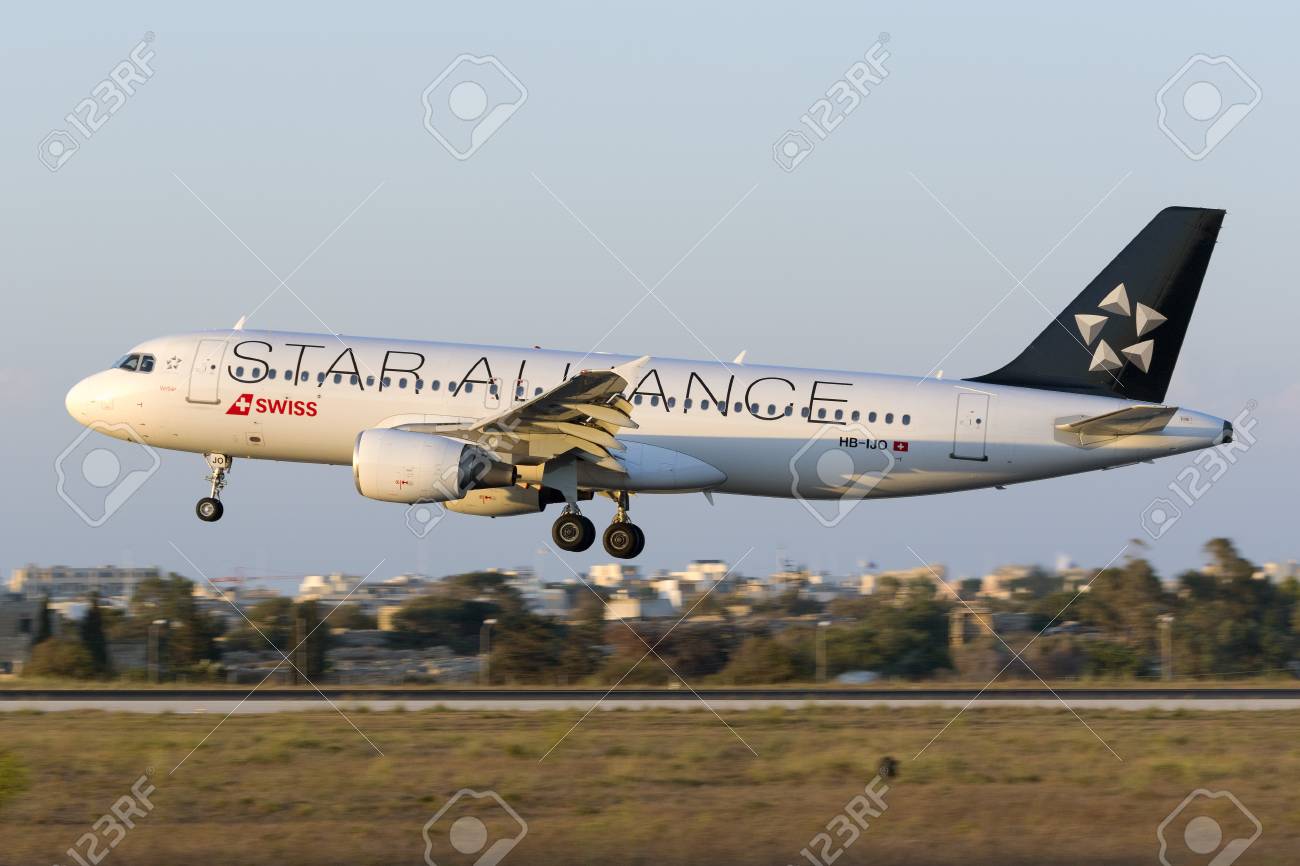 マルタ国際空港 マルタ 16 年 8 月 12 日 スター アライアンス スイス インターナショナル エアラインズ エアバス A3 214 Hb Ijo 日没時に着陸します の写真素材 画像素材 Image マルタ国際空港 マルタ 16 年 8 月 12 日 スター アライアンス スイス インターナショナル エアラインズ エアバス A3 214 Hb Ijo 日没時に着陸します の写真素材 画像素材 Image
