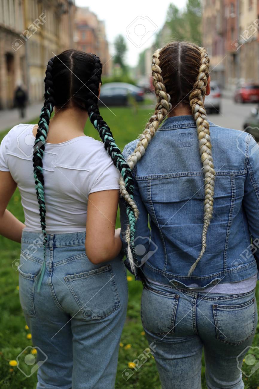 Mulheres cabelos morena dois pigtails.