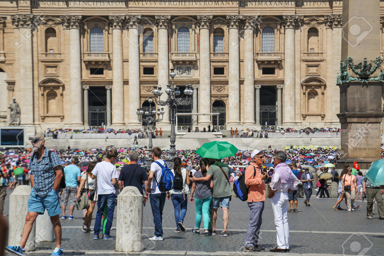 バチカンのサン ピエトロ広場の人々 の写真素材 画像素材 Image