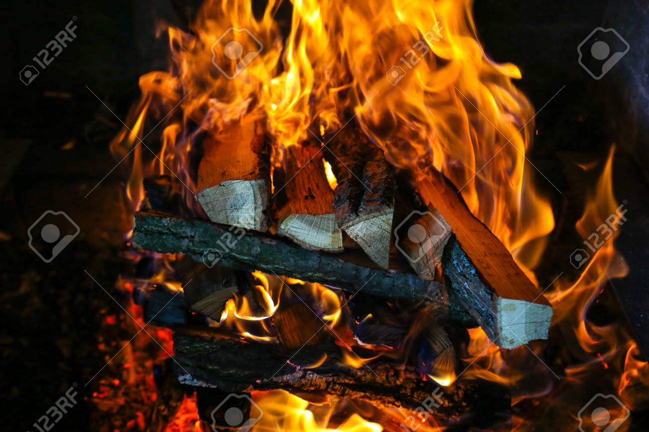 薪と石炭の枝は 火鉢で燃え尽きる の写真素材 画像素材 Image