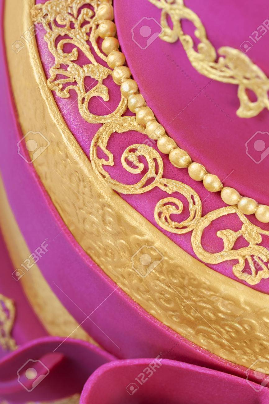 Delicieux Mariage Ping De Luxe Ou Un Gateau D Anniversaire Avec Decoration Or Banque D Images Et Photos Libres De Droits Image Delicieux Mariage Ping De Luxe Ou Un Gateau D Anniversaire Avec Decoration Or Banque D Images Et Photos Libres De Droits Image