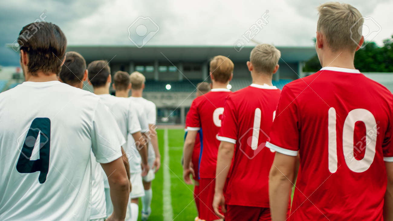 Duas Equipes De Futebol Profissional Saindo Do Campo Após O Jogo De  Sucesso. Deixando O Estádio Depois Que Um Jogo Acabou, Indo Em Um  Intervalo. Foto Royalty Free, Gravuras, Imagens e Banco