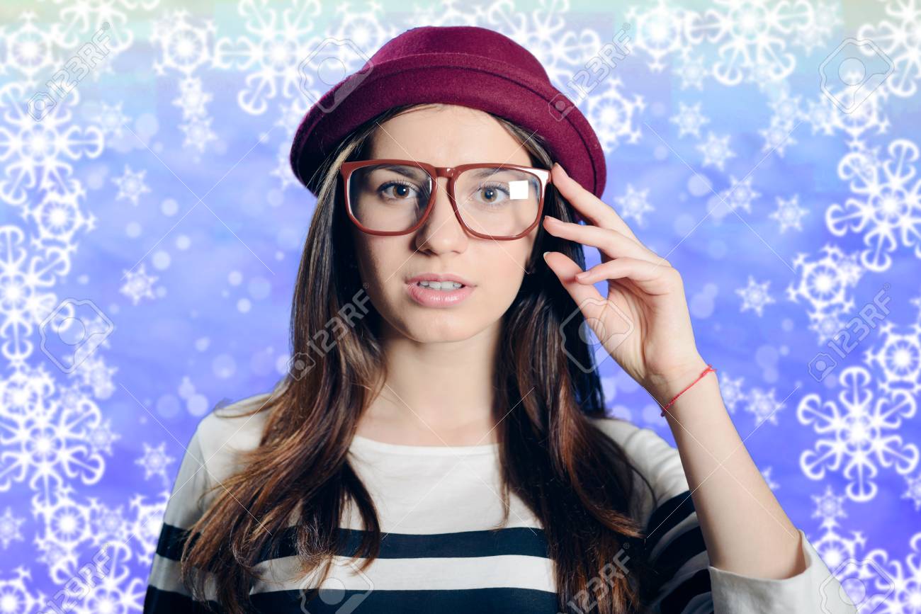 Retrato De Joven Mujer En Elegantes Gafas Hipster Vistiendo Su ter