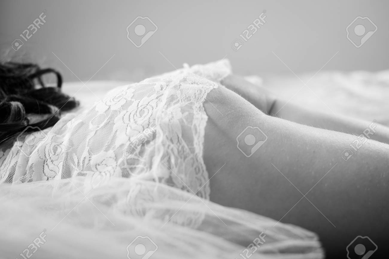 白いランジェリーでロマンチックな美しい女性の白黒写真 セクシーな女の子ベッドのクローズ アップ写真でリラックス の写真素材 画像素材 Image