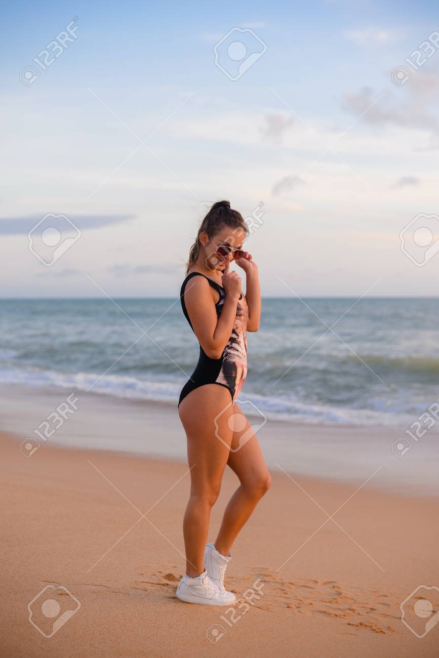 Baño Blanco Modelos En Traje De BaÃ±o En La Playa Trajes De Baño De