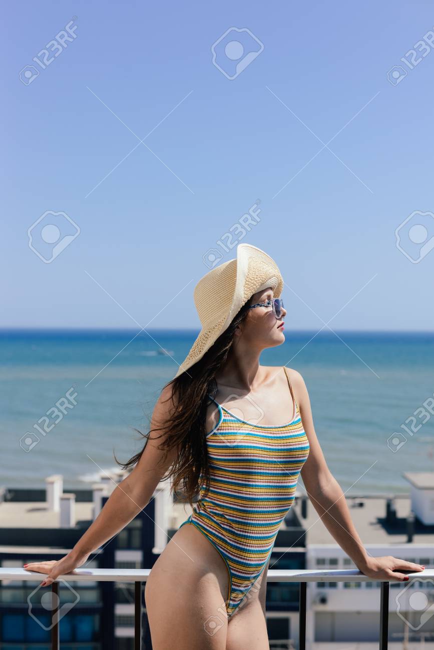 美人高級青空海外背景に楽しんで太陽をリラックス の写真素材 画像素材 Image