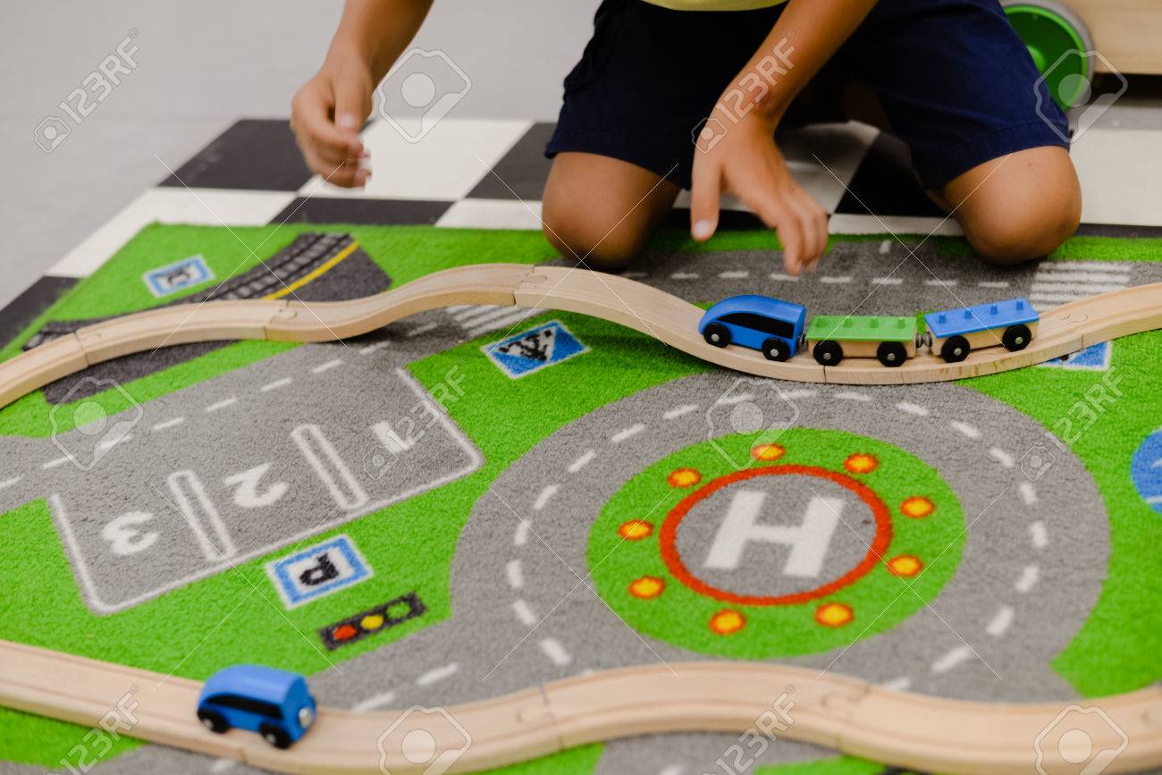 Closeup Auf Kinder Spielen Mit Holzernen Spielzeugeisenbahn Bauen