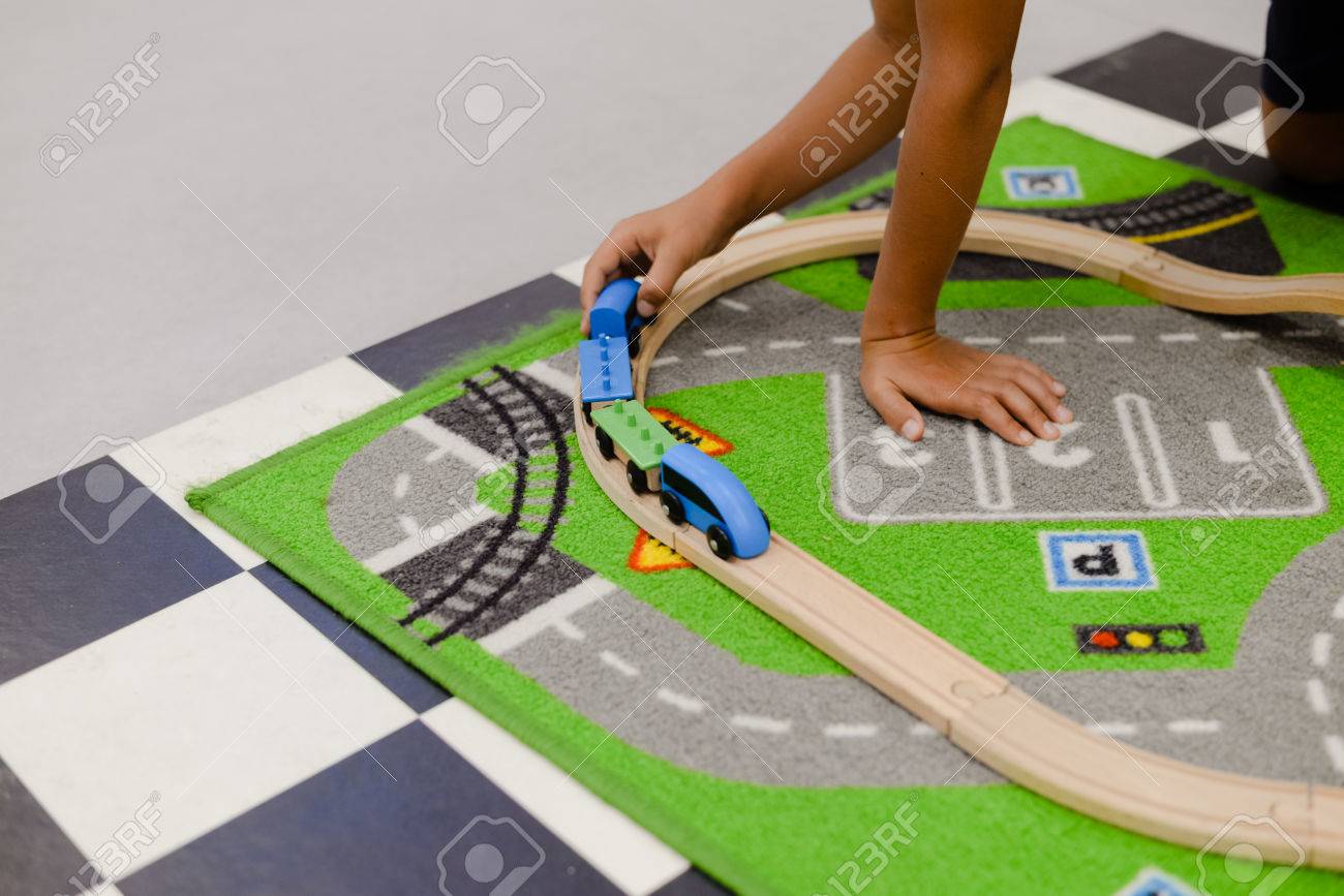 Closeup Auf Kinder Spielen Mit Holzernen Spielzeugeisenbahn Bauen