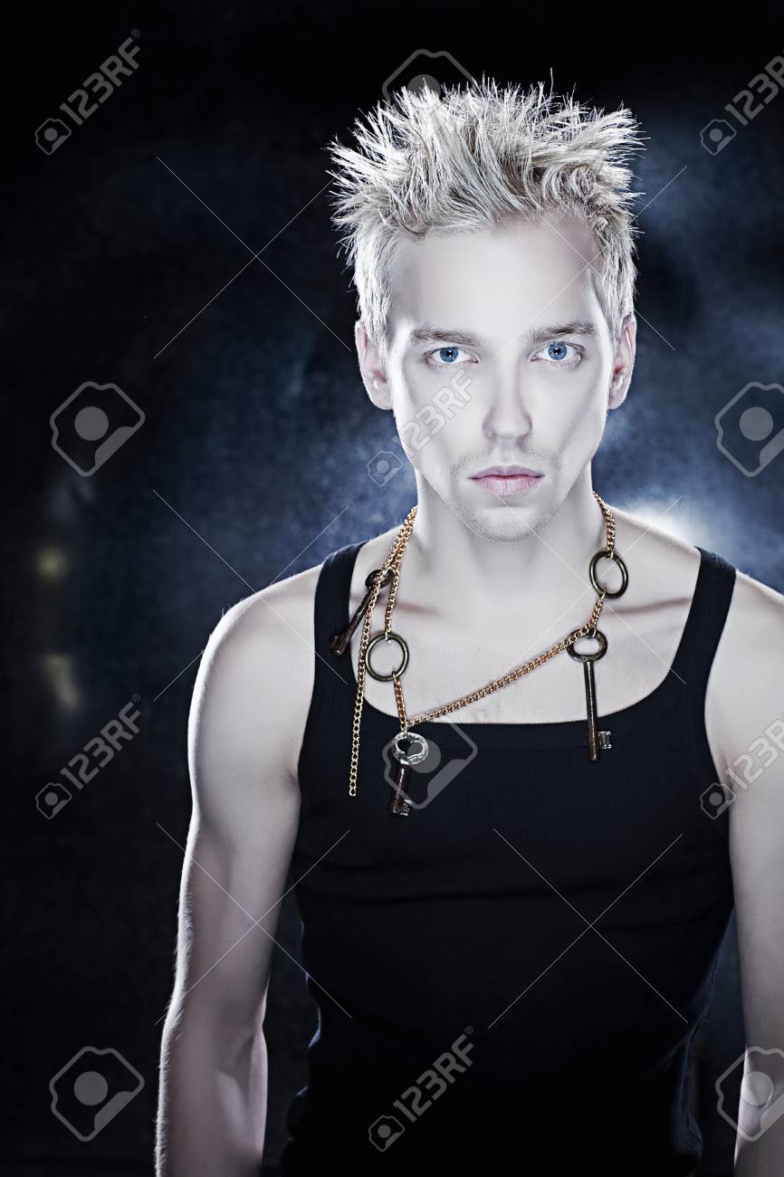 金属の背景に黒の T シャツの美しい男性 の写真素材 画像素材 Image