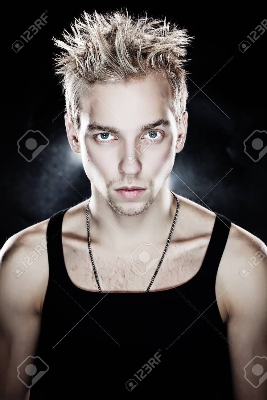 金属の背景に黒の T シャツの美しい男性 の写真素材 画像素材 Image