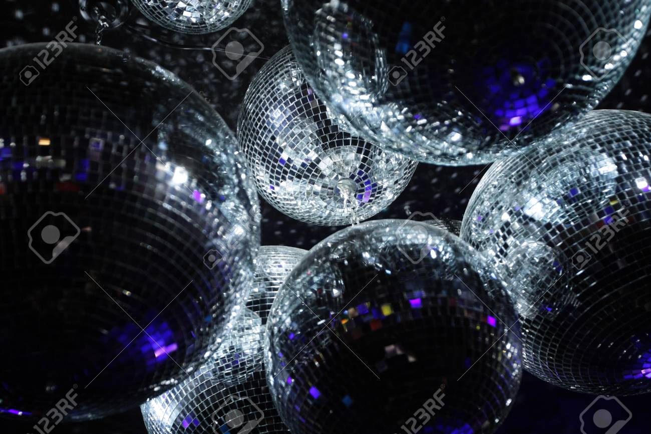 暗い背景に光沢のあるディスコ ボールの写真素材・画像素材 Image 54564461