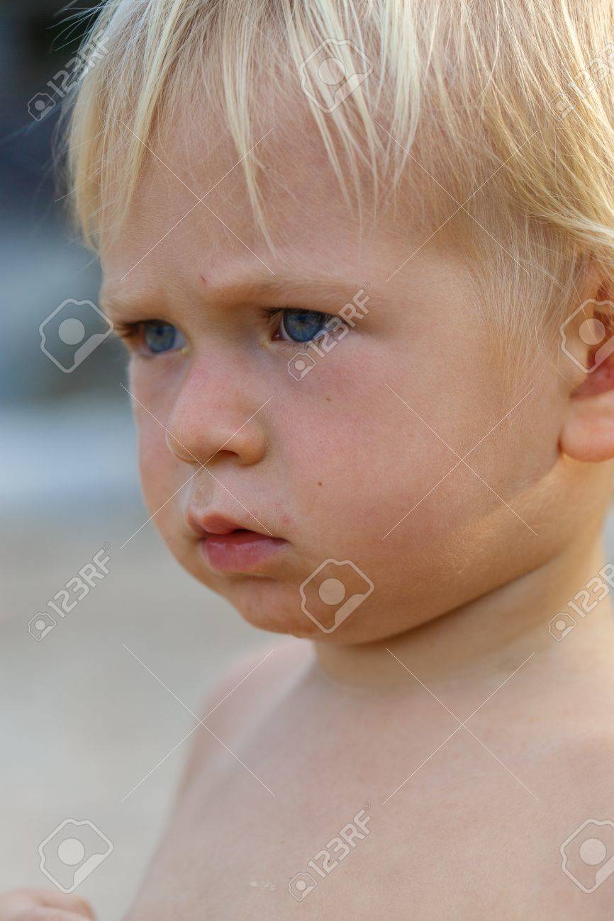 Bebe Avec Des Cheveux Blonds Et Des Yeux Bleus Sur La Plage Banque D Images Et Photos Libres De Droits Image