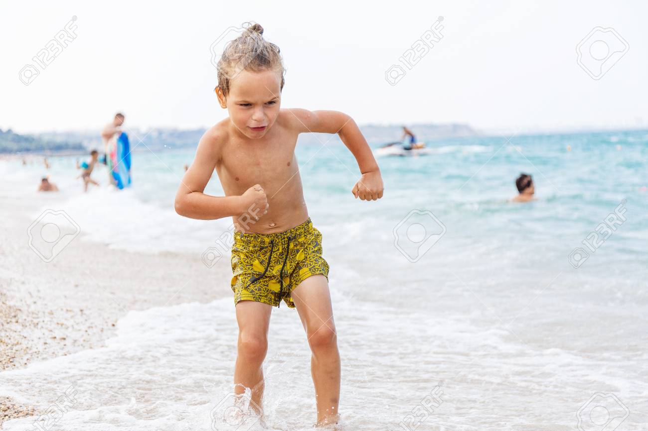 美しい少年と海 の写真素材 画像素材 Image 美しい少年と海 の写真素材 画像素材 Image