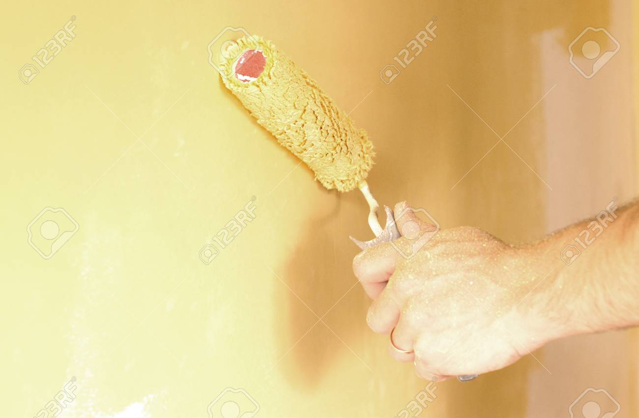 El Proceso De Coloracion En La Pared Amarilla Con Un Rodillo Fotos