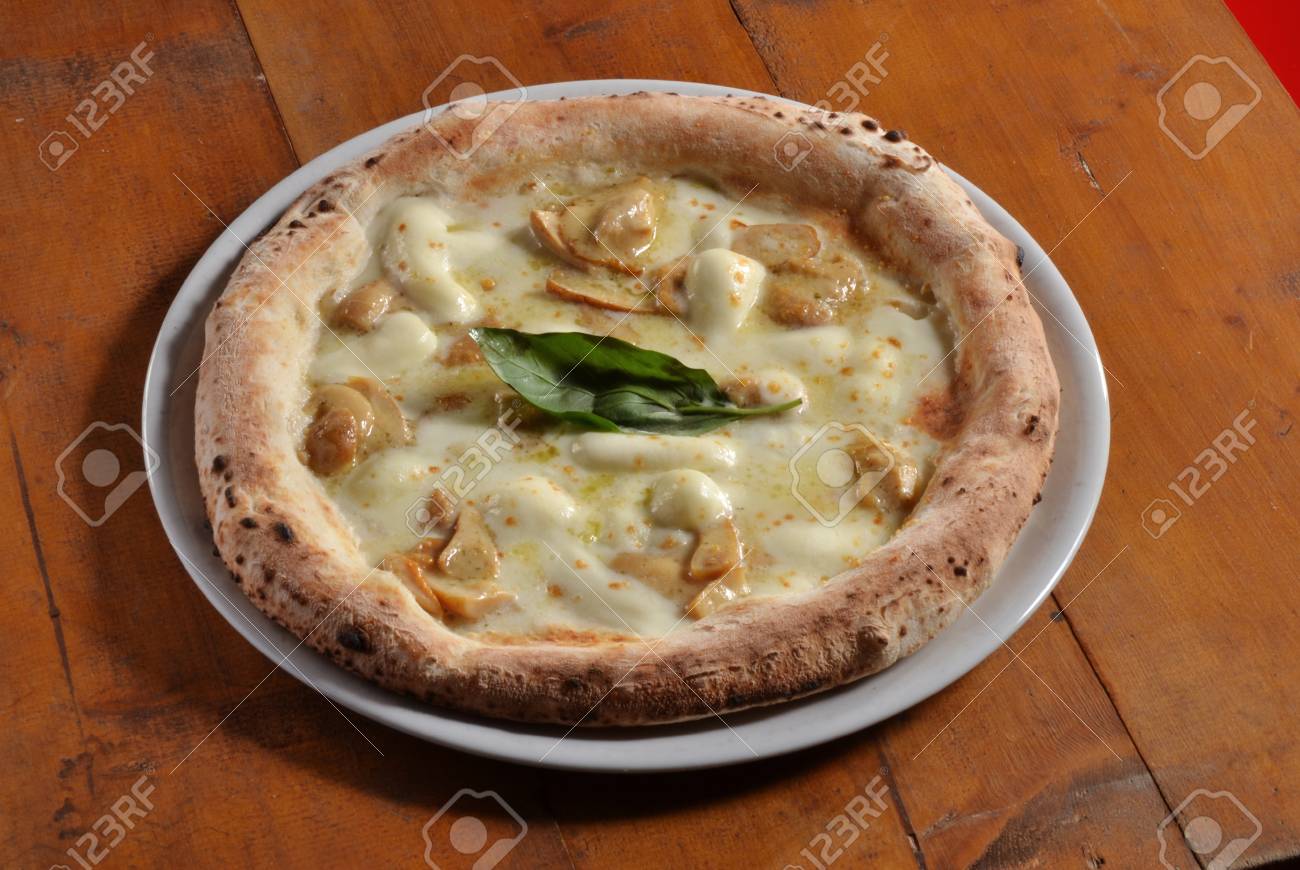 伝統的なピザ皿 の写真素材 画像素材 Image