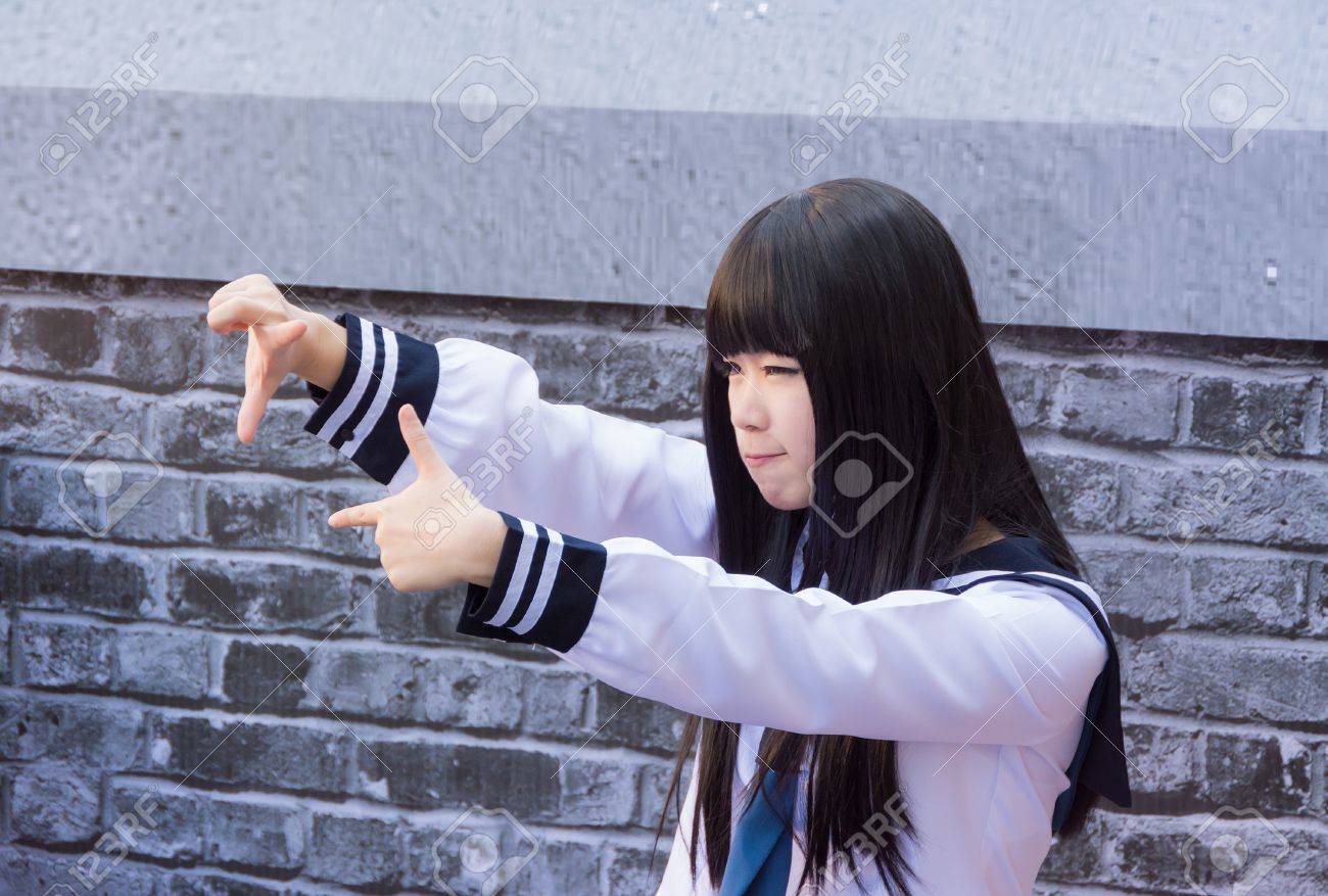 バンコク タイ 3 月 31 日 かわいいタイのコスプレイヤーのポーズをフレーム手ジェスチャー 3 タイ日本アニメ フェスティバルで 13 年 3 月 31 日に の写真素材 画像素材 Image