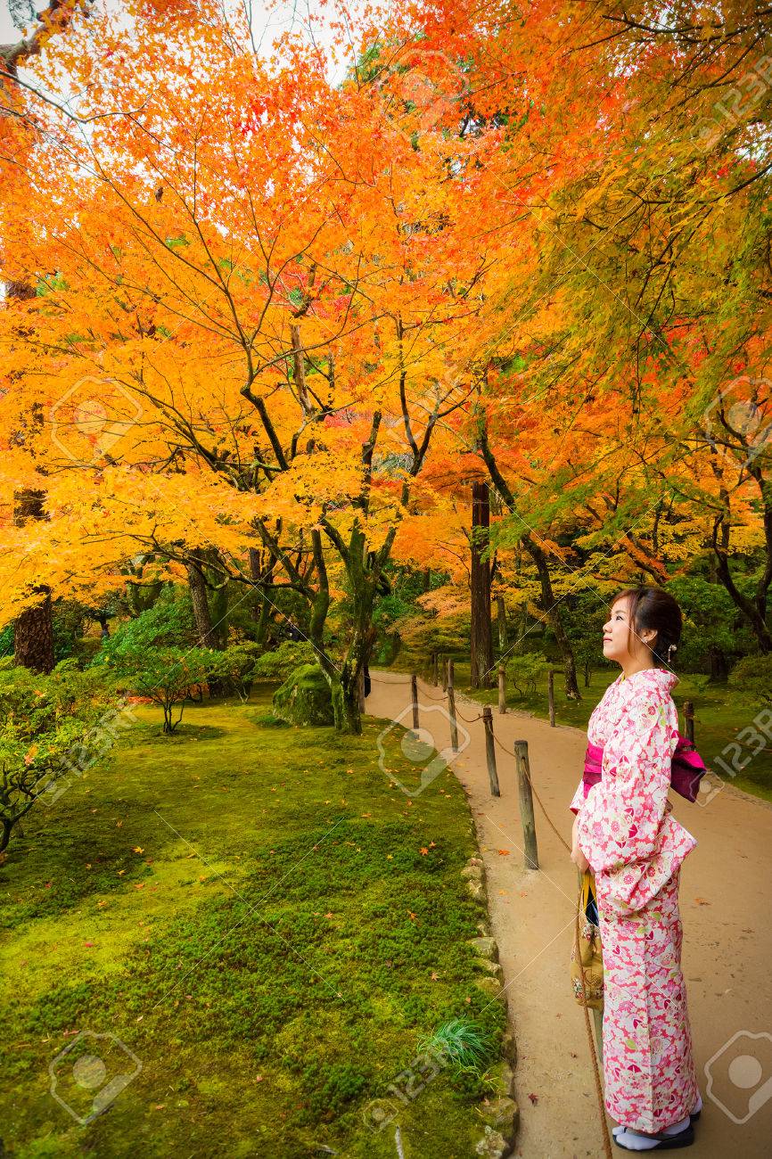 かわいい日本人の女の子が秋の荒野の風景に冷静に立っています の写真素材 画像素材 Image 3121