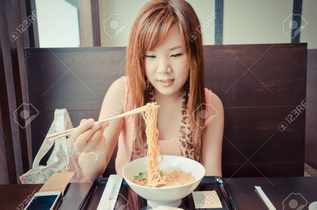 かわいいタイの女の子は ヴィンテージ色でレストランで日本のラーメンを食べています これは都市生活です の写真素材 画像素材 Image