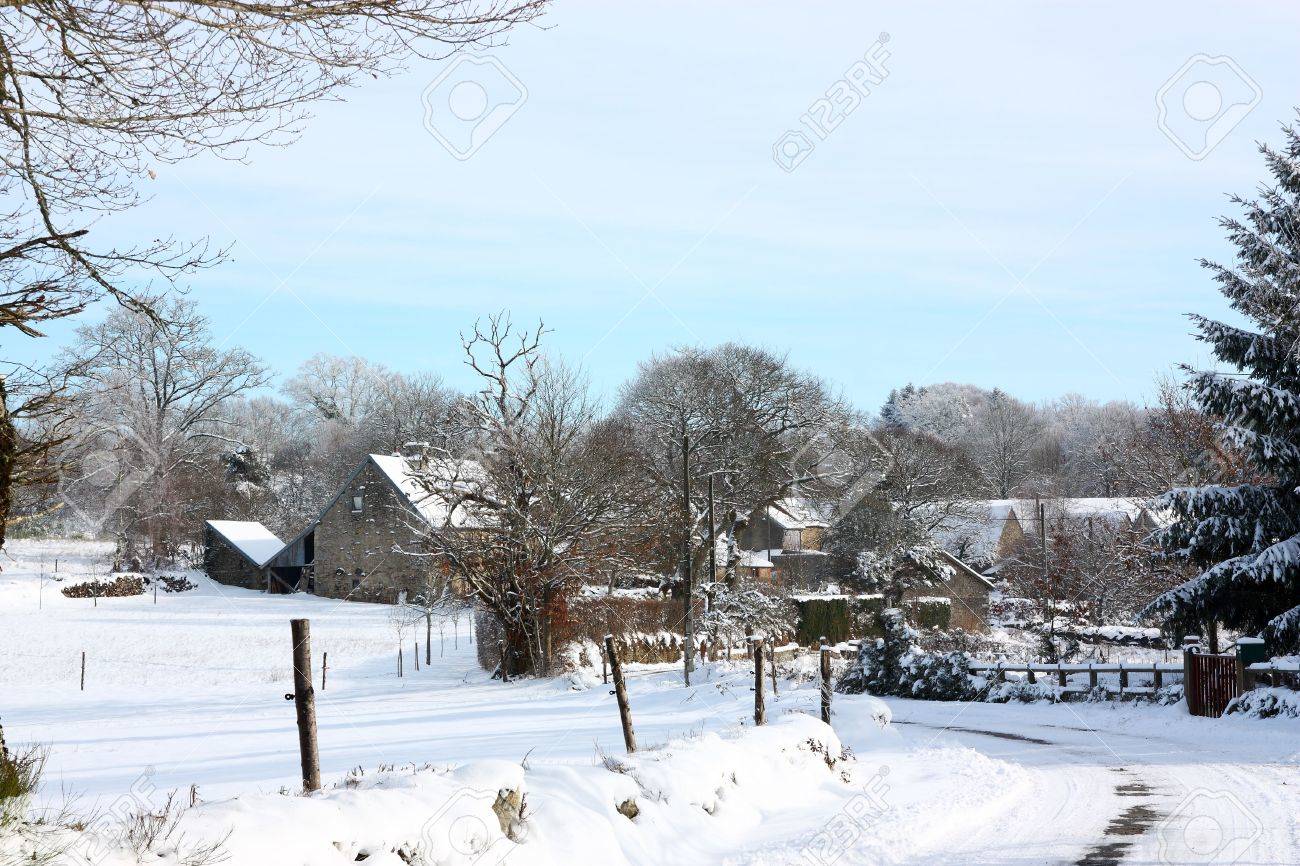 中央フランスの田舎町で雪の降る冬の村 の写真素材 画像素材 Image