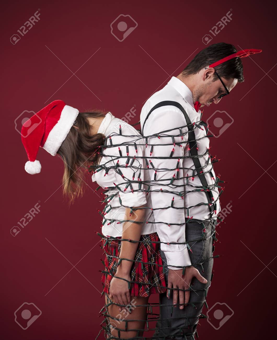 敗者オタク カップルはクリスマス ライトで絡み の写真素材 画像素材 Image