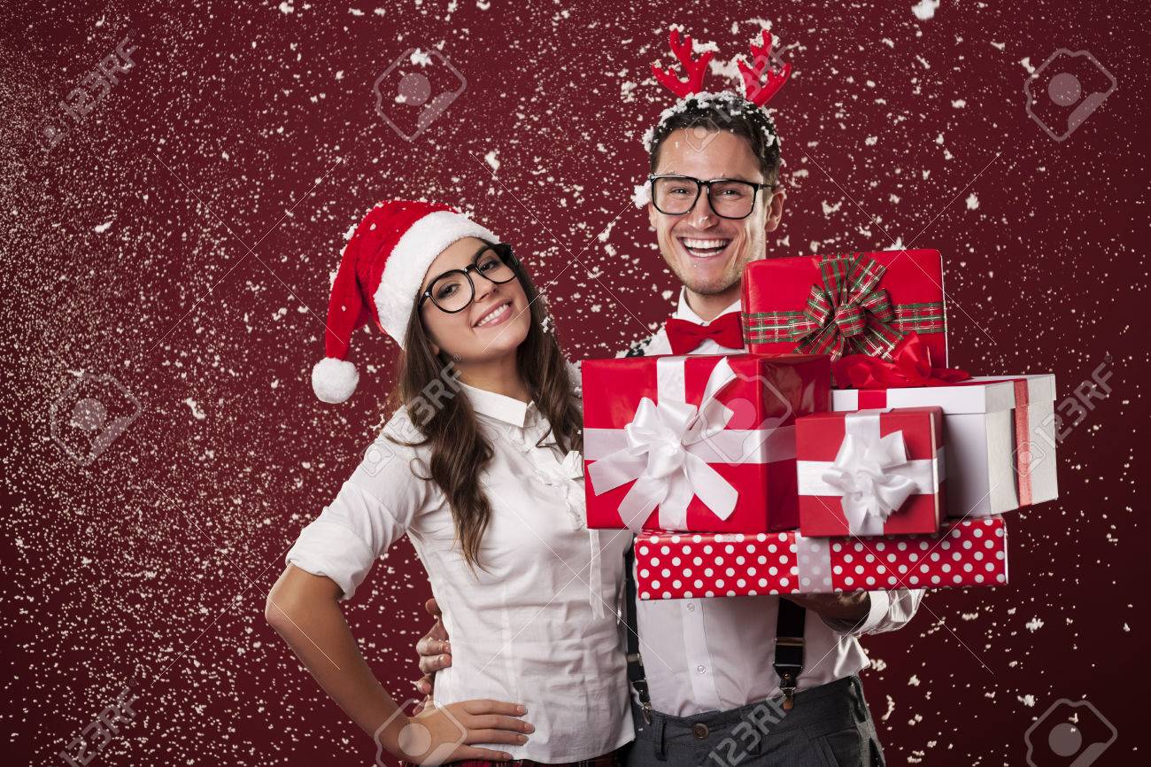 Regali Di Natale Coppia.Immagini Stock Sorridere Coppia Nullita Con Un Sacco Di Regali Di Natale Durante La Neve Image 25088778
