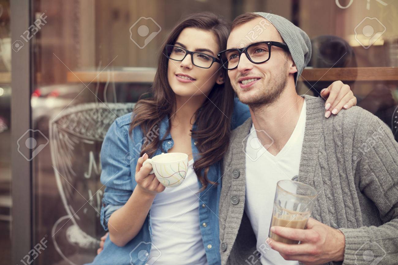 若者のファッションのカップルのカフェの外のコーヒーを飲む の写真素材 画像素材 Image