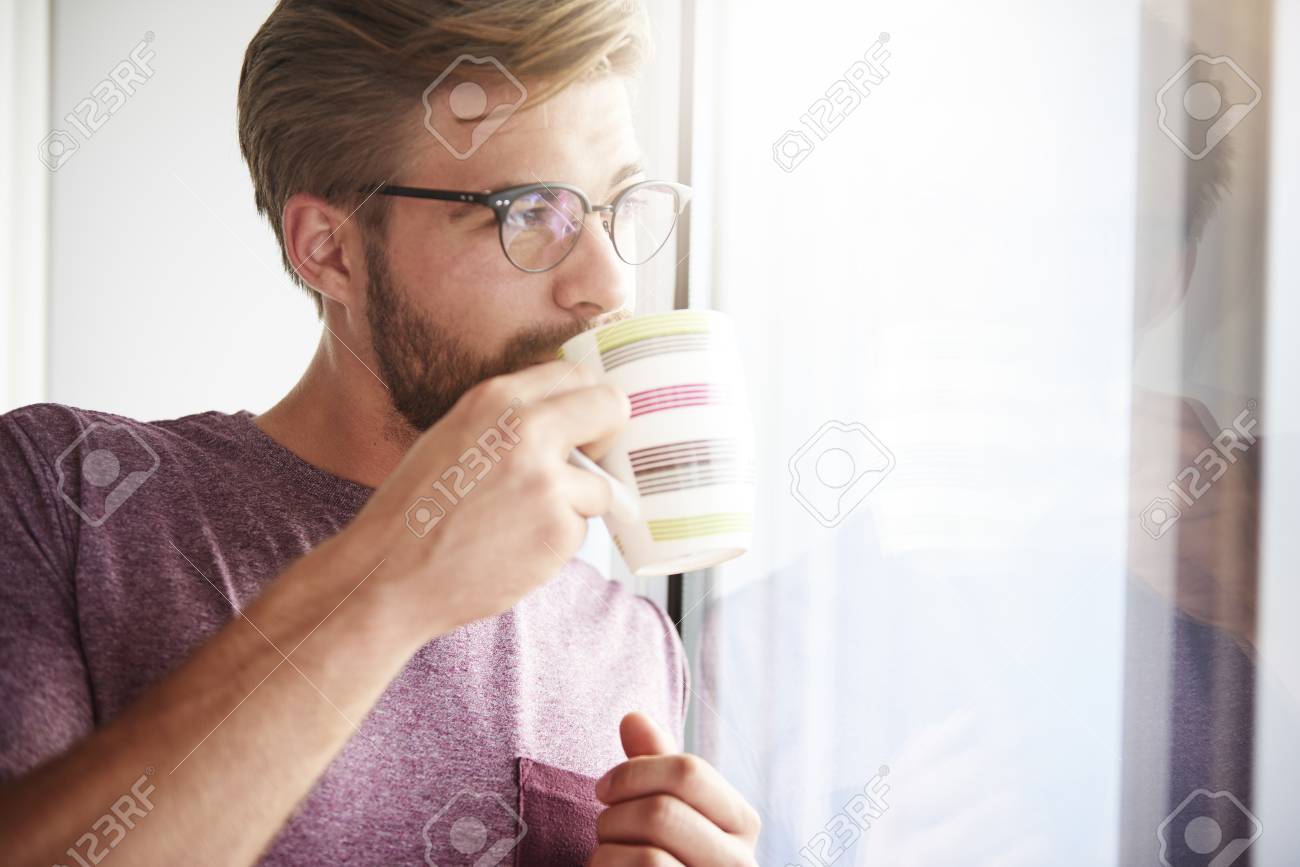新鮮なコーヒーを飲む男性の夢 の写真素材 画像素材 Image
