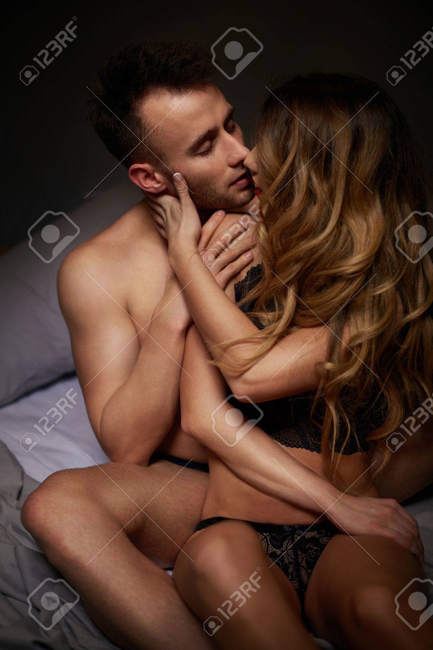 Cuadro De Semi Desnuda Pareja Besándose En La Cama Fotos, retratos,  imágenes y fotografía de archivo libres de derecho. Image 71574000