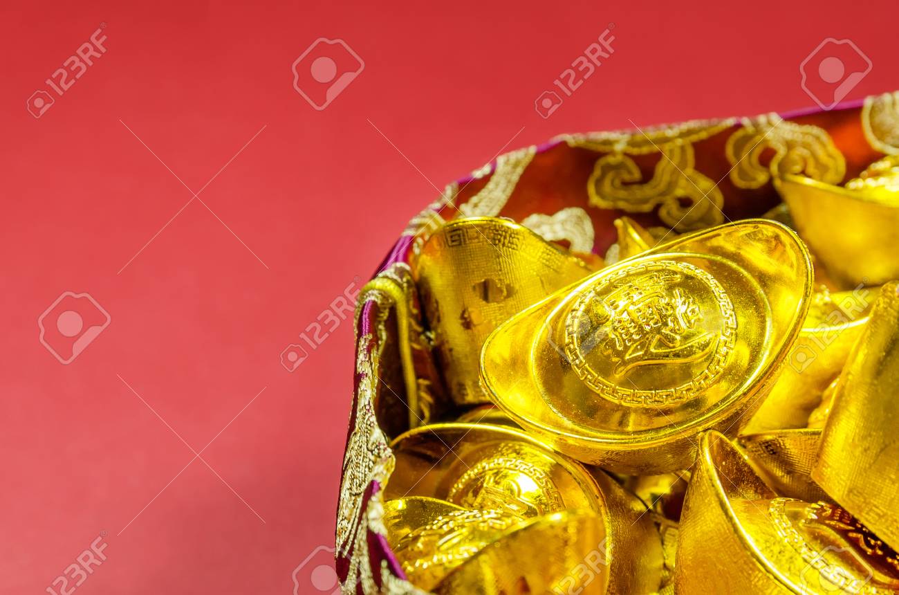 中国の金のインゴット(外国語の英語の翻訳は、赤い背景に隔離された赤いポーチで祝福、豊かさと運を意味します)。の写真素材・画像素材 Image  93312799