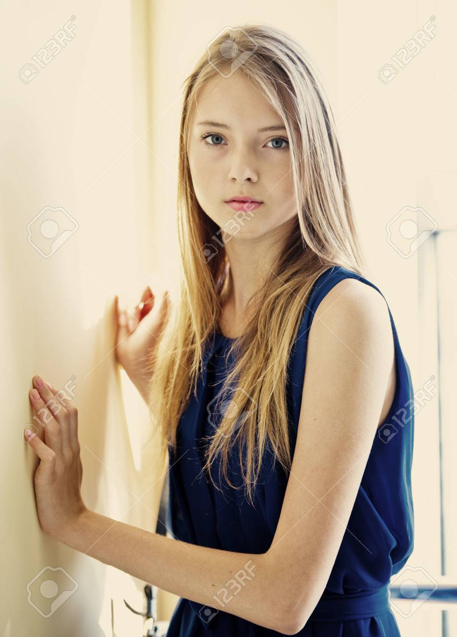 Portrait De Belle Fille Cute Petite Fille En Robe Se Tient Pres Du Mur Banque D Images Et Photos Libres De Droits Image Portrait De Belle Fille Cute Petite Fille En Robe Se Tient Pres Du Mur Banque D Images Et Photos Libres De Droits Image