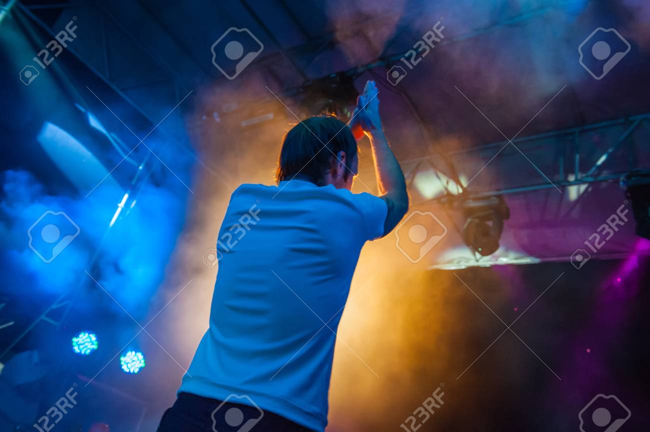 光の効果の背景にナイトクラブで Dj によるライブ ミュージック の写真素材 画像素材 Image