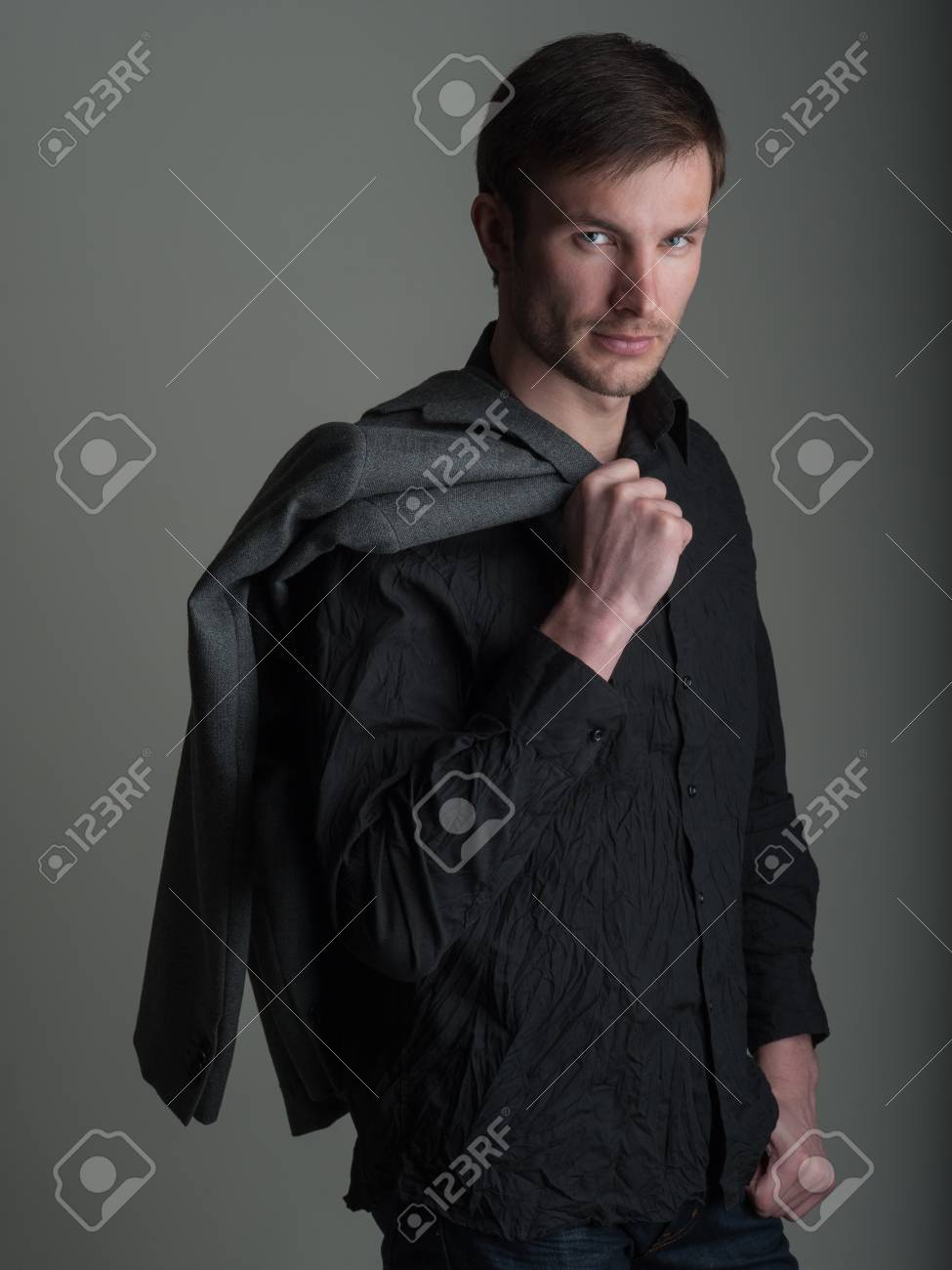 Portrat Einer Schonen Geschaftsmann Mit Einer Jacke Auf Der Schulter Lizenzfreie Fotos Bilder Und Stock Fotografie Image 77690625