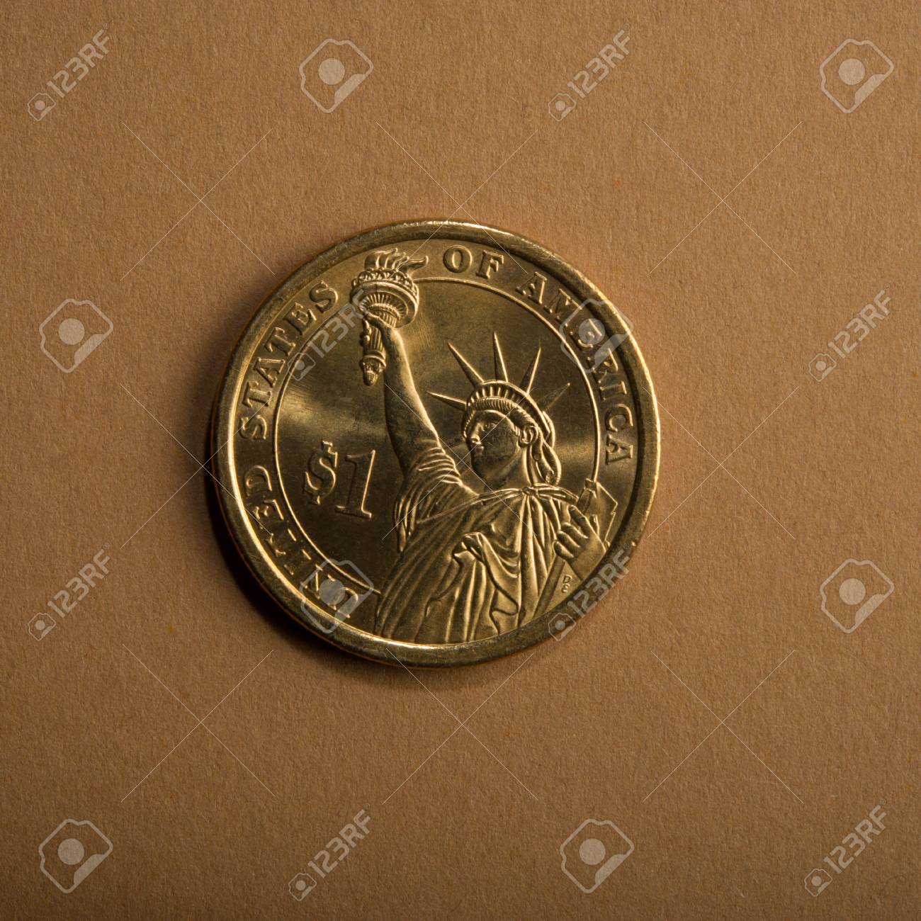 분홍색 배경에 1달러 동전입니다. 미국 동전의 종류. 로열티 무료 사진, 그림, 이미지 그리고 스톡포토그래피. Image  103878632