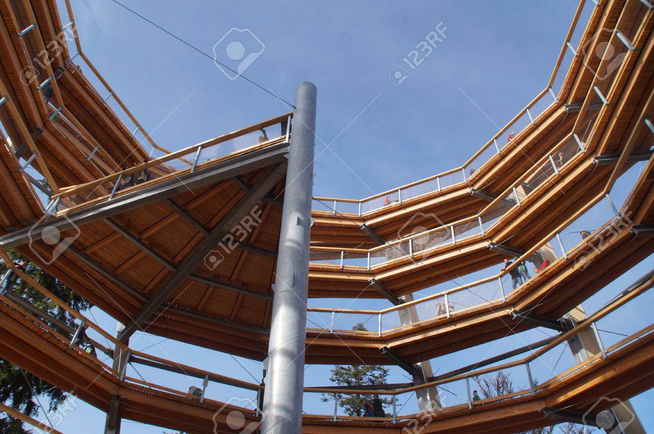 バート ヴィルトバートの林道サミットの 40 メートルの高い観測塔 中央の金属のコラムのまわりで障壁なしでもたらす木製 Rampfen まで上昇 ランプが印象的な舌付け座金を形成し 新たな展望をエキサイティングな各フロアから の写真素材 画像素材 Image