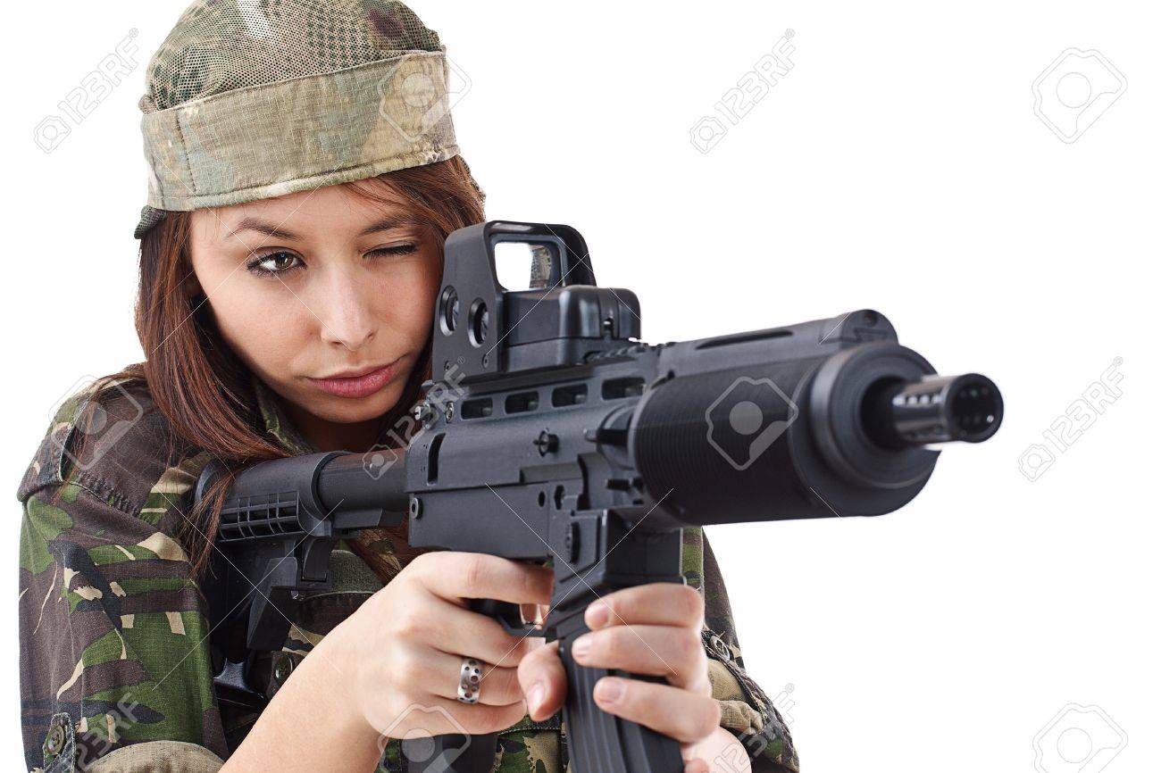 白い背景で隔離の銃を持つアクション ポーズの女の子 の写真素材 画像素材 Image