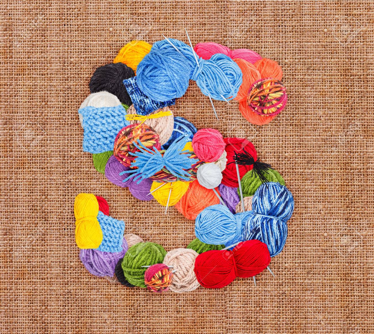 文字 S は黄麻布の背景に毛糸製 の写真素材 画像素材 Image