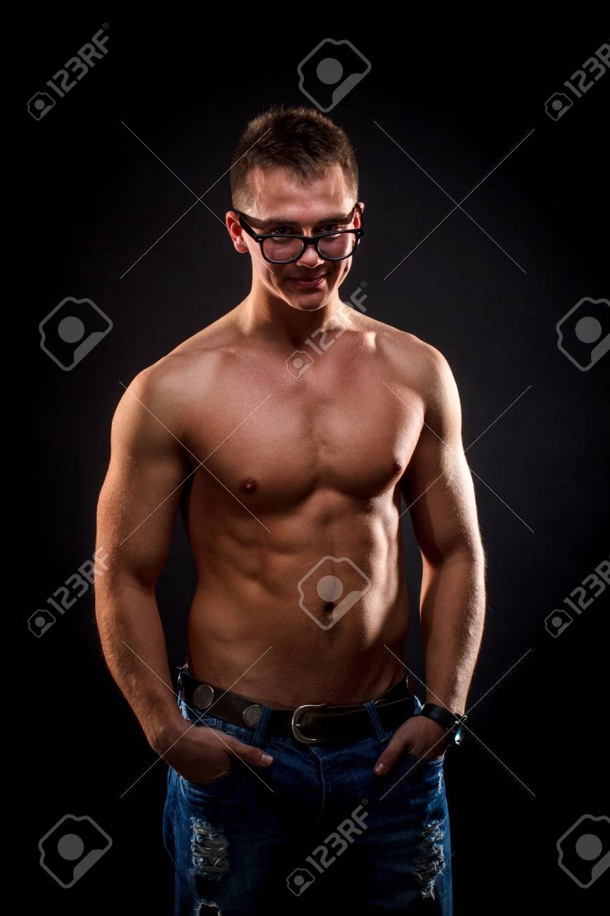 Hombre Muscular Joven Se Desnudó Hasta La Cintura Tiene Las Manos En Los  Bolsillos Fotos, retratos, imágenes y fotografía de archivo libres de  derecho. Image 26968571