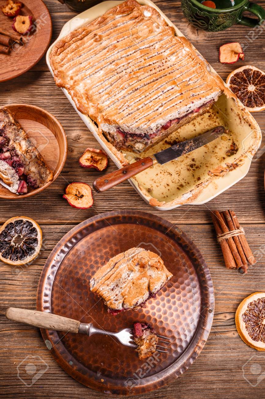 英語の焼きたてパン グラタン皿 テーブルの上にりんごのプリンです の写真素材 画像素材 Image