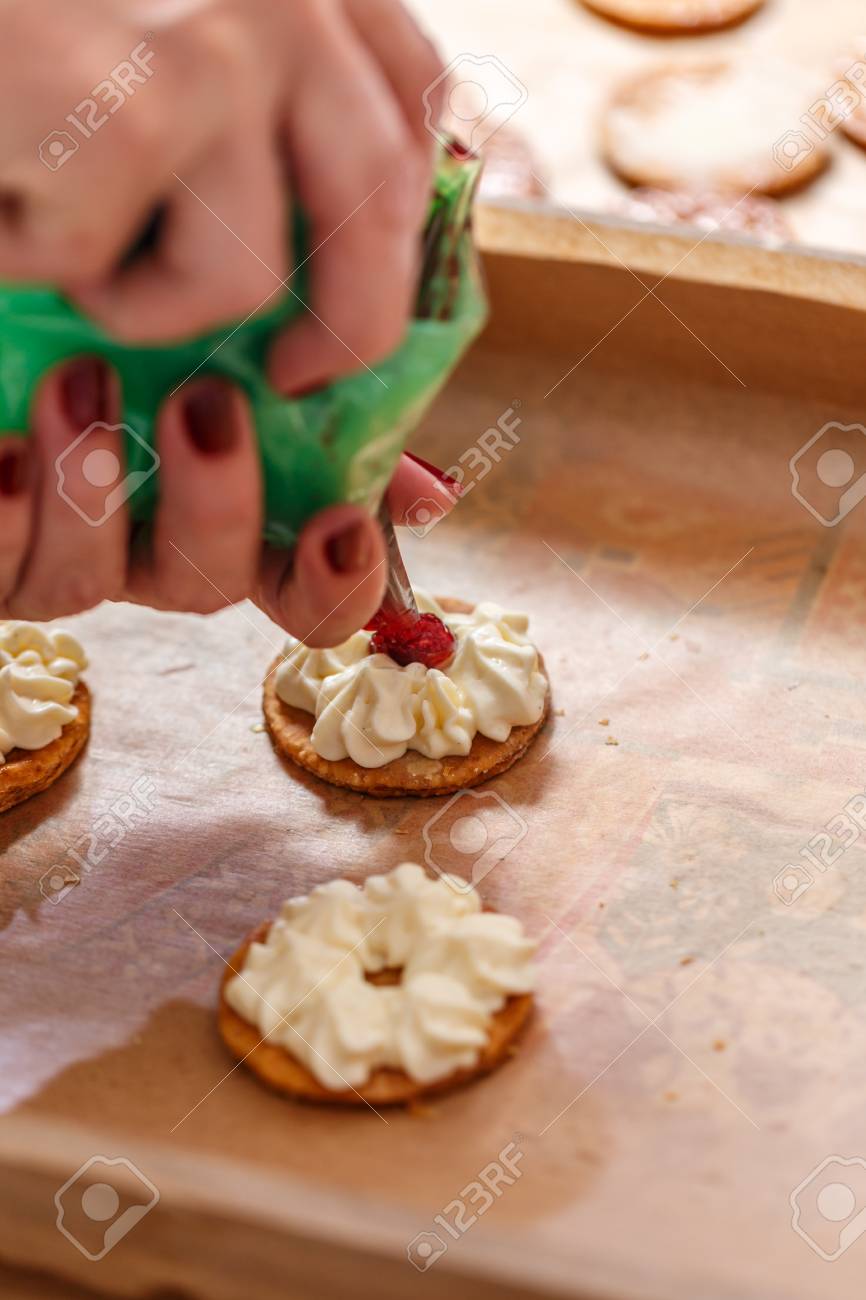 Lo Chef Di Pasticceria è Decorare Una Torta Con Panna Montata E Marmellata